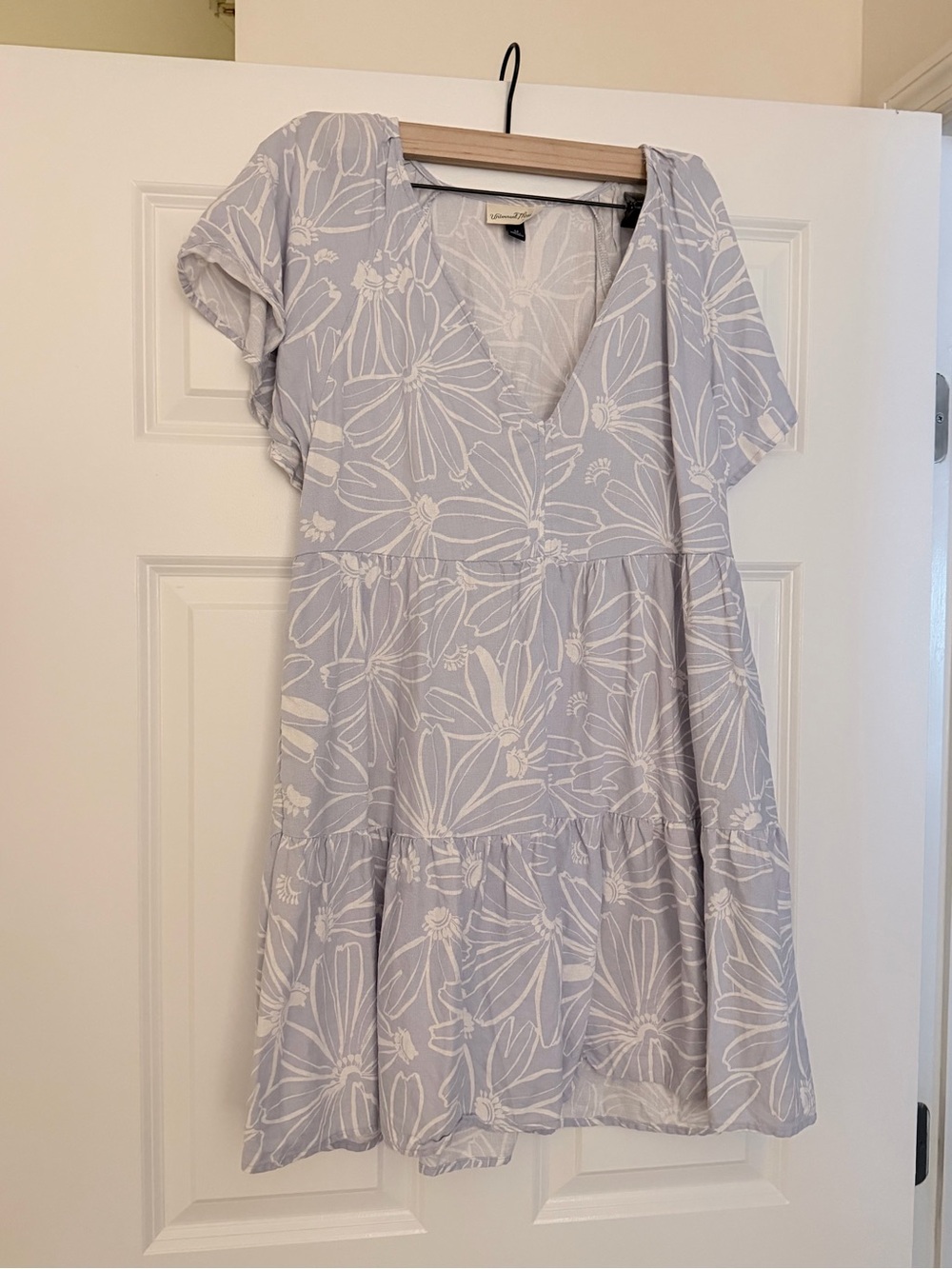 Universal thread Women's Light blue Floral V-Neck Dress